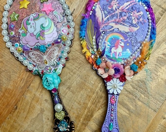 Espelho de mão Unicórnio: Espelho de maquilhagem artesanal decorado com pedras preciosas e flores