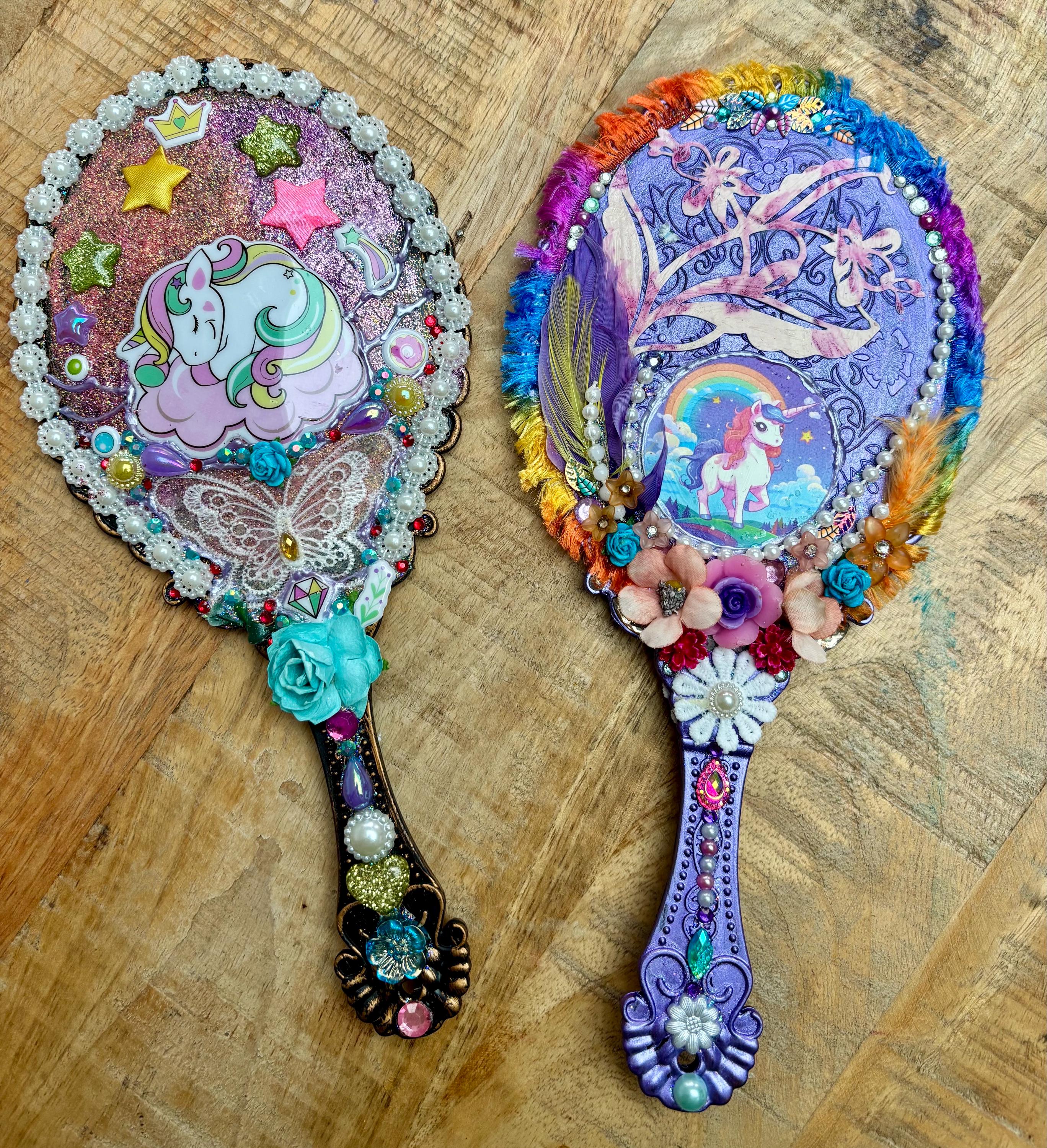 ユニコーンハンドヘルドミラー：手作りの宝石と花で飾られた化粧鏡