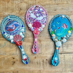 Een draagbare spiegel - onder de zee, handgemaakt cadeau voor haar / vrouw / vriend / bruidsmeisje, make-up / hand / make-upspiegel/versierde edelstenen/schelpen