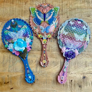 Handspiegel, vlinderthema, handgemaakt cadeau voor haar / vrouw / vriend / bruidsmeisje, make-up / hand / make-upspiegel, versierde edelstenen, bloemen