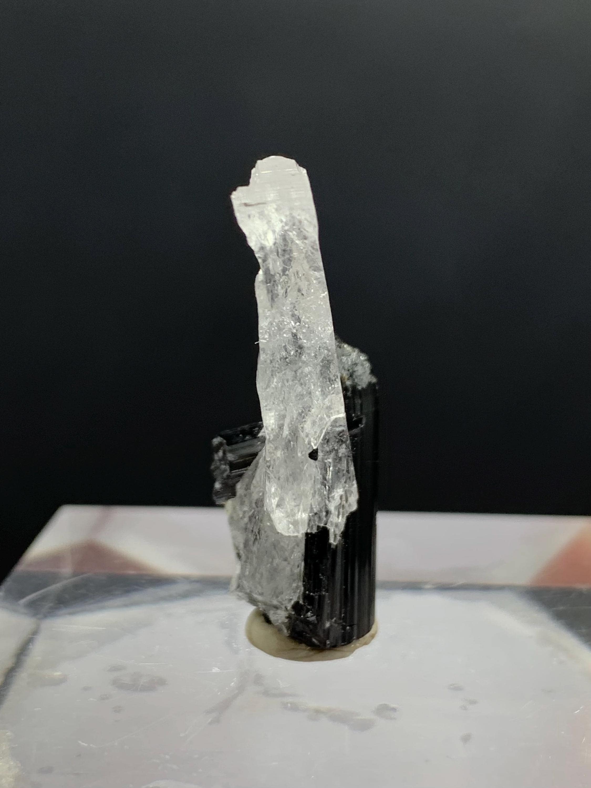 スカルドゥ産 長石上の水晶とブラックトルマリン パキスタン、スカルドゥ産 22 カラット ブラック トルマリンとクォーツ