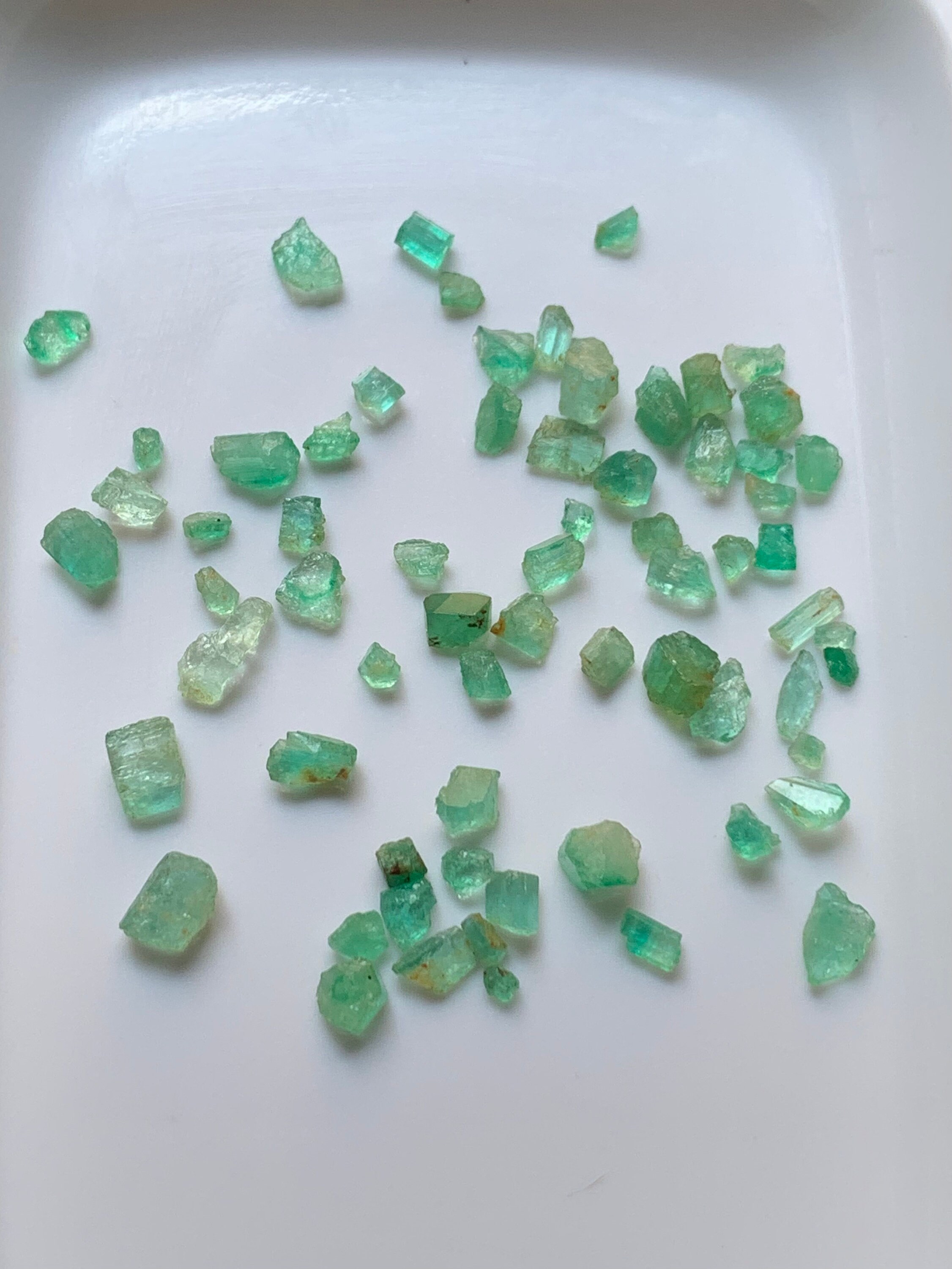 アフガニスタン、パンジシール産 24 カラットのエメラルド原石 - Etsy 日本