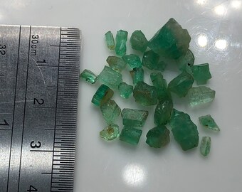 アフガニスタン、パンジシール産 16.90 カラットのエメラルド原石