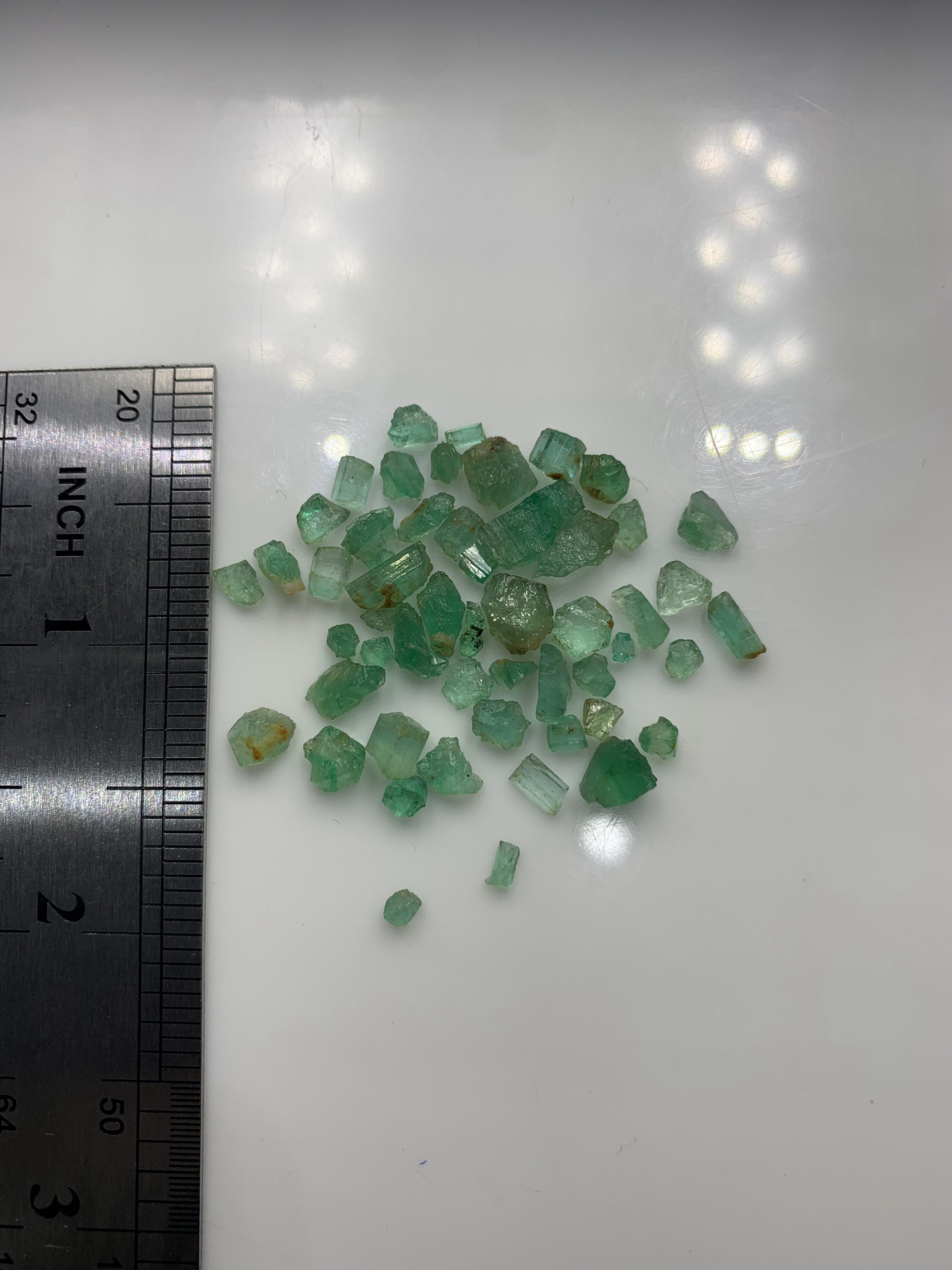 アフガニスタン、パンジシール産 22 カラットのエメラルド原石