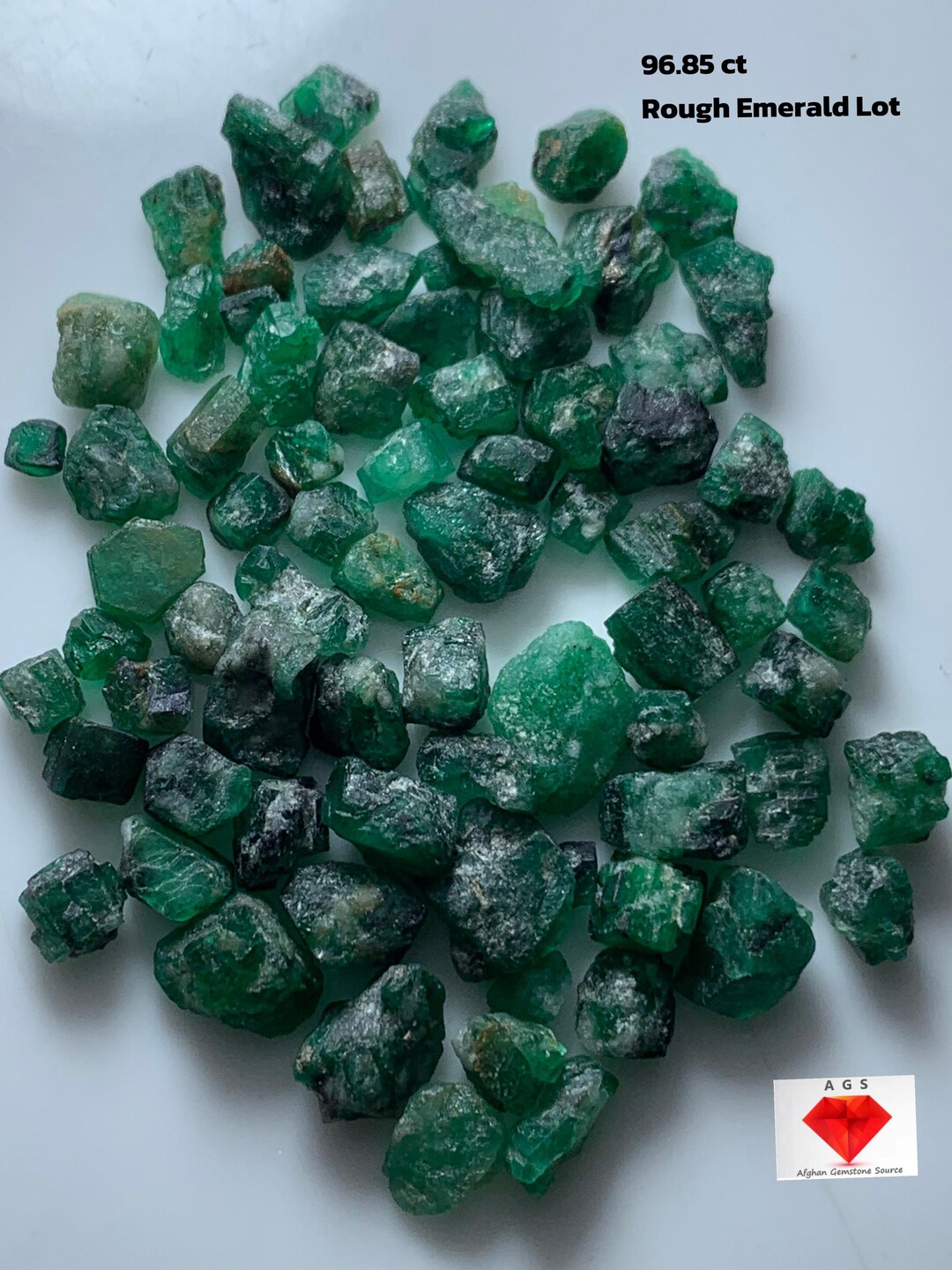 Natural Emerald Crystals With Matrix From Chatral valley Pakistan (パキスタンのシャトラル渓谷からのマトリックスを含む天然エメラルド結晶) 32 Carats Emerald from Chitral in Quartz-Bearing Schist Matrix