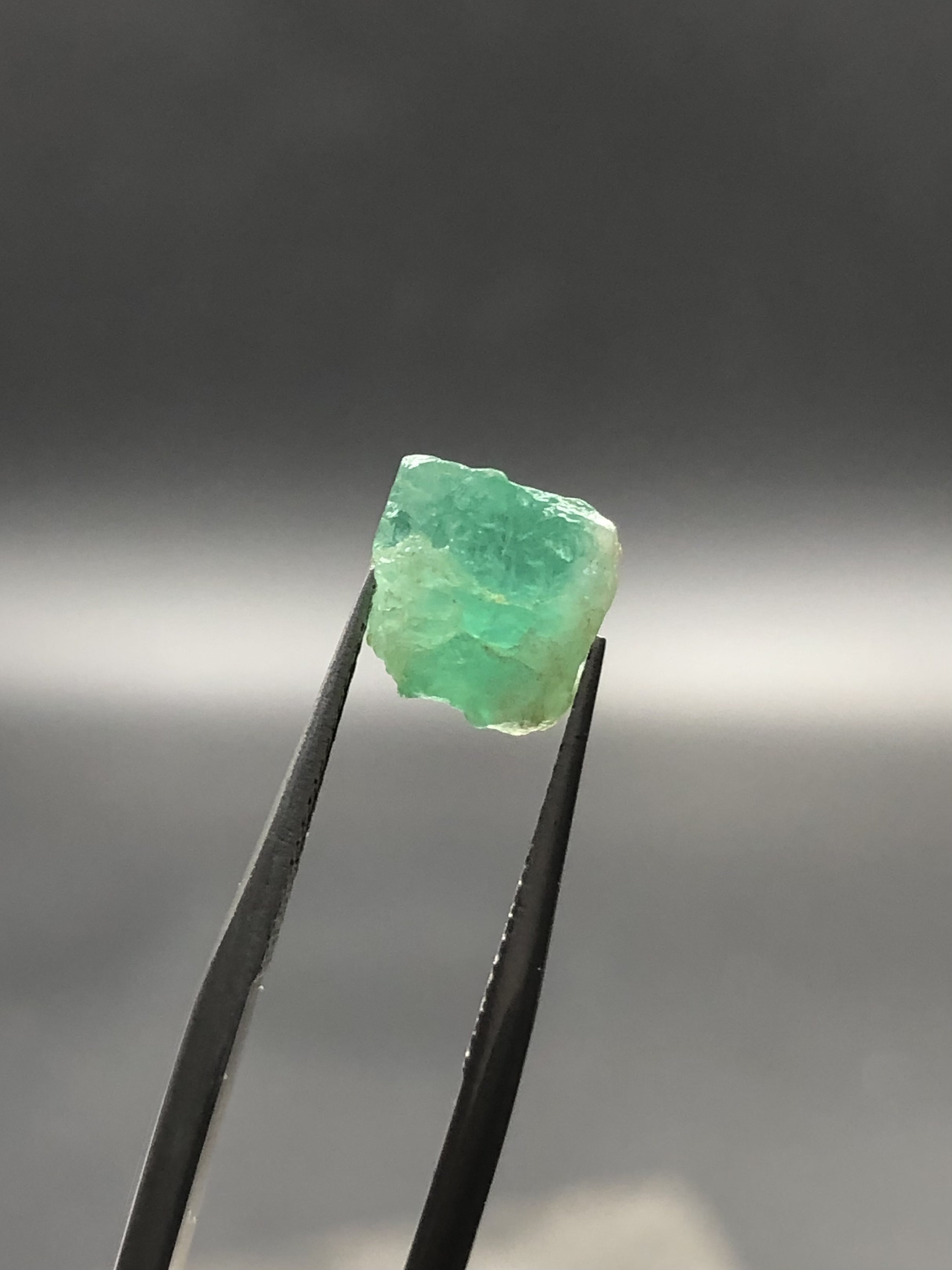 アフガニスタン、パンジシール産 16.90 カラットのエメラルド原石