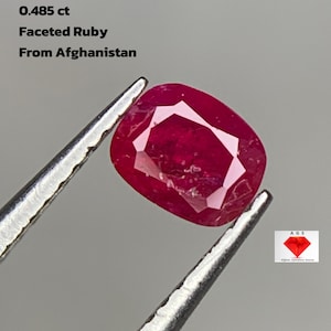 Może przedstawiać: Fasetowany rubin z Afganistanu, trzymany pęsetą. Klejnot ma głęboki czerwony kolor i wagę 0,485 ct. Tekst na zdjęciu brzmi "Faceted Ruby From Afghanistan".