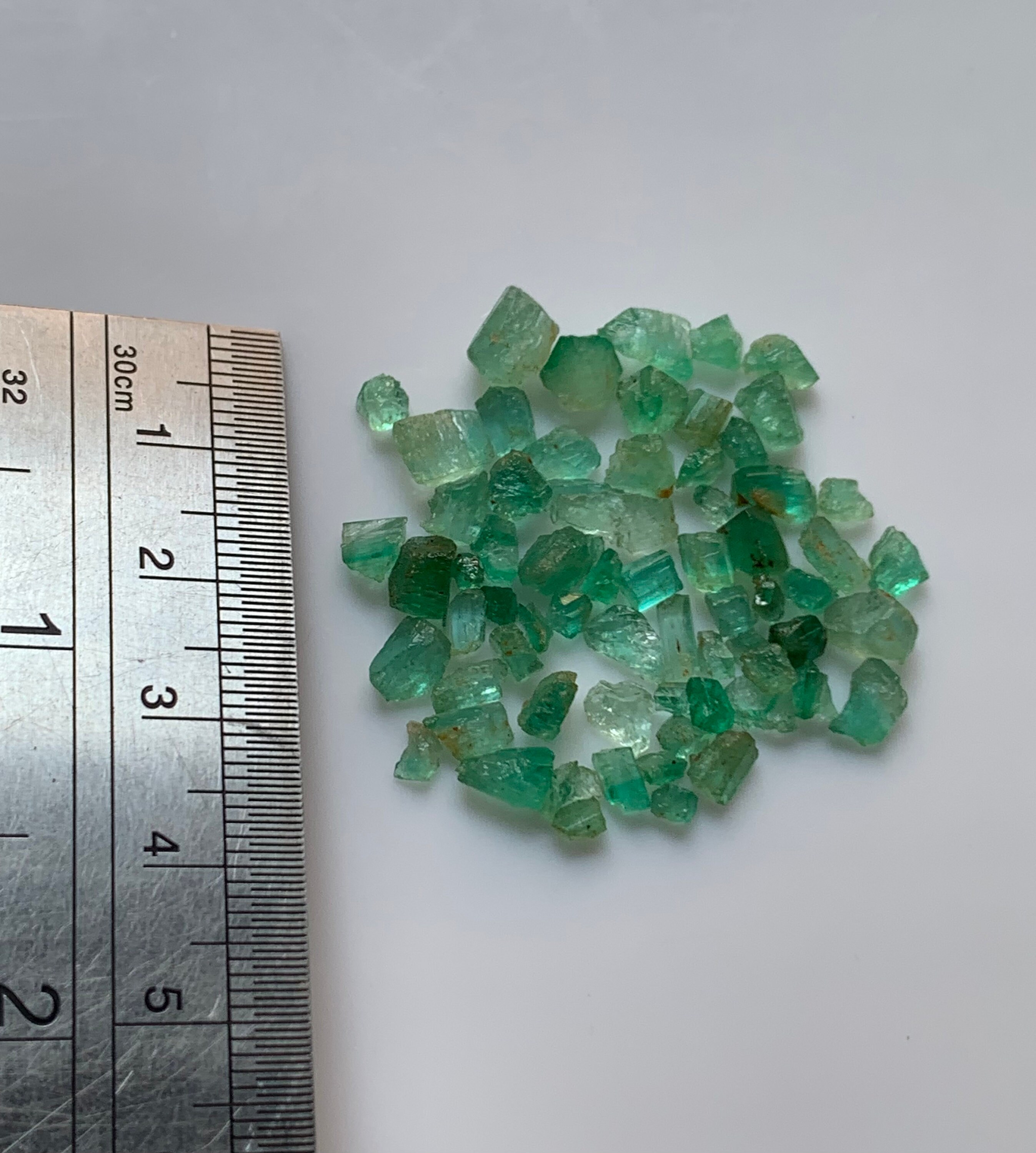 アフガニスタン、パンジシール産 24 カラットのエメラルド原石 - Etsy 日本