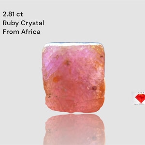 Puede incluir: Cristal de rubí rectangular de 2,81 ct, procedente de África. La gema es de color rosa rojizo. La imagen incluye texto que indica el peso y el origen del cristal.