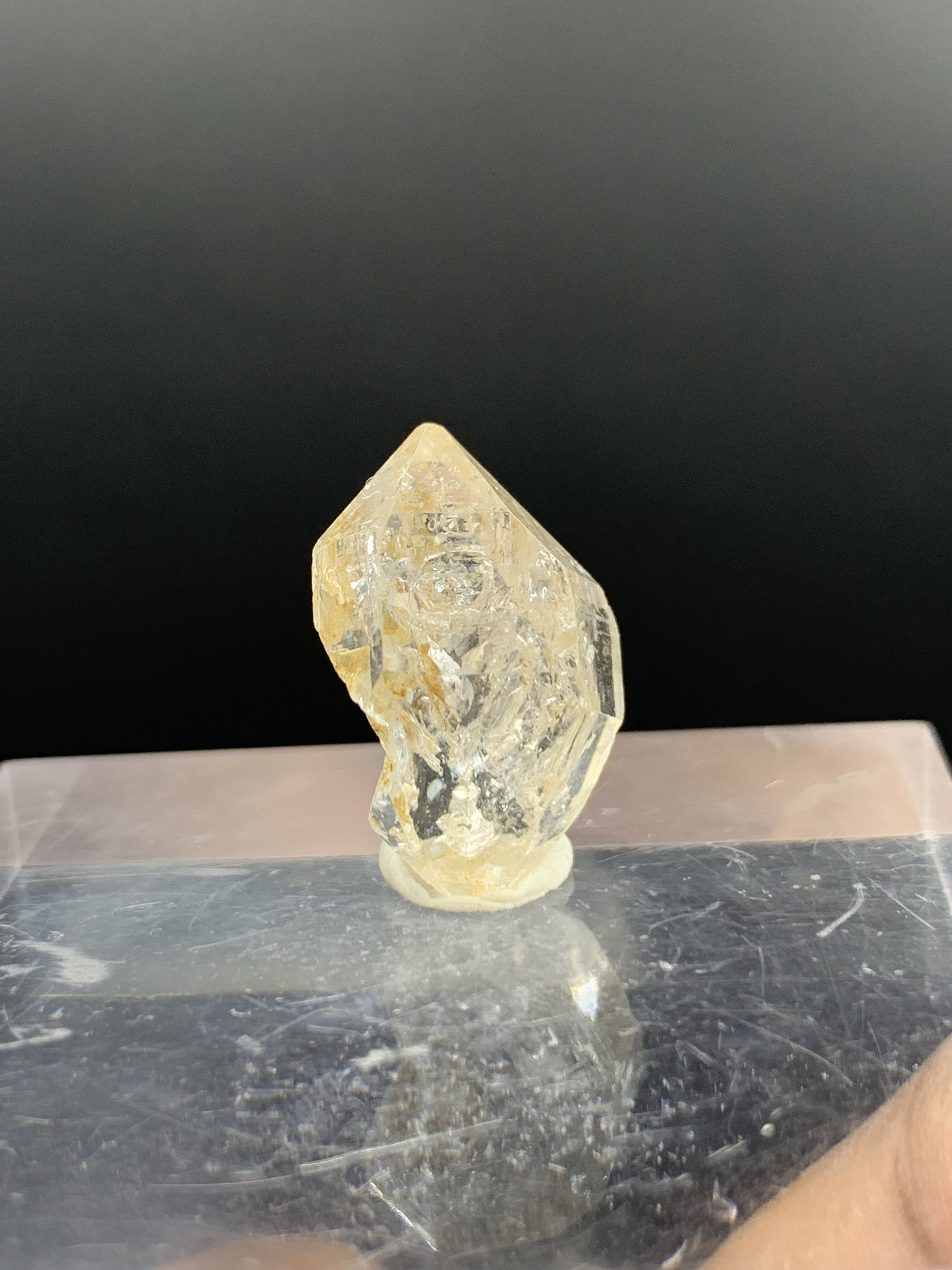 パキスタン、バロチスタン産の 16 カラットのウィンドウ クォーツ