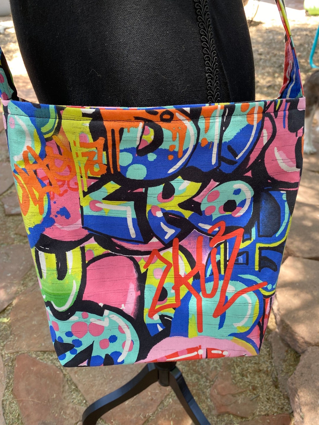 Graffiti Mix Color Shoulder Bag - Burgundy