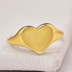 Anillo apilable de oro con sello de corazón, joyería minimalista de oro amarillo macizo de 14 quilates, delicado anillo de propuesta, regalo de cumpleaños para ella, banda apilable