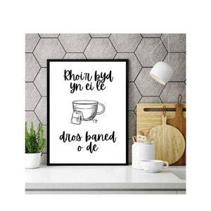 Print Cymraeg A4 'Rhoi'r byd yn ei le dros baned o de' gan chw.INC