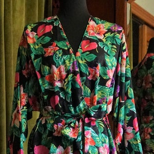 Vintage 80s Tropical Print Maxi Length Dressing Gown With Pockets, Size Inclusive, Black Multicolor Jungle Floral Print Robe, Up to Volup