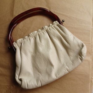 Bolso vintage de piel color crema de mediados de siglo, años 50 y 60, con asas de baquelita, pequeño, de 15 x 23 cm, con asa superior, regalo vintage, ideal para ella, para cualquier temporada.