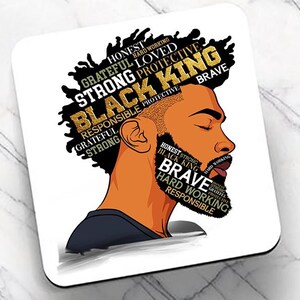 Puede incluir: Posavasos cuadrado con el perfil de un hombre negro con barba y afro. Las palabras "BLACK KING" están en oro, rodeadas de palabras como "Honesto", "Valiente" y "Fuerte". El fondo es blanco.