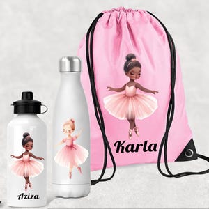Op de afbeelding: Een witte waterfles en een witte sportfles met zwarte doppen, en een roze trekkoordtas. Elk item heeft een ballerina-illustratie in een roze tutu. De trekkoordtas heeft de naam "Karla" erop gedrukt, en de sportfles heeft de naam "Aziza".
