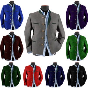 Op de afbeelding: Een collectie van negen jasjes van wolmix in diverse kleuren, waaronder blauw, grijs, paars, bordeaux, groen, rood en zwart. Elk jasje heeft een opstaande kraag, metalen knopen en donkergroene biezen, gedragen over een lichtblauw geruit overhemd.