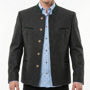 Op de afbeelding: Een donkergrijze jas met een opstaande kraag, groene biezen en goudkleurige knopen. De jas wordt gedragen over een blauw en wit geruit overhemd. De jas heeft twee kleine zakken en een getailleerde pasvorm.