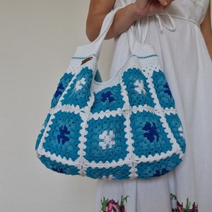 White and Colorfull Crochet Beach Granny Square Shoulder Bag in Retro Style