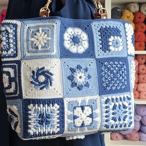 Puede incluir: Un juego de tres tazas de cerámica con un acabado mate moteado. Las tazas son en tonos crema, gris claro y gris oscuro. Cada taza tiene un diseño simple y minimalista y un asa redondeada.