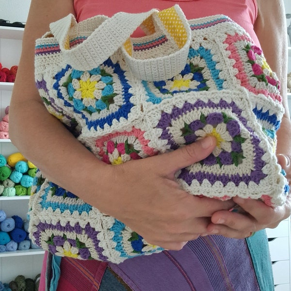 White and Colorfull Crochet Beach Granny Square Shoulder Bag in Retro Style