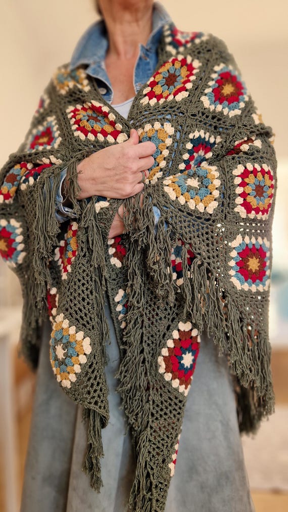 濃いグリーンのベースにマルチカラーのモチーフを施した、グラニー