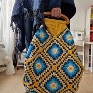 Granny Square Crochet Bag, Crochet Tote Bag in Vintage Style, Unique Gift for Women, Bag with Real Wood Handles