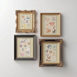 Peut inclure: Quatre cadres muraux contenant des illustrations de créatures. Le cadre en haut à gauche est doré et orné, celui en haut à droite est doré simple, celui en bas à gauche est noir, et celui en bas à droite est noir et doré orné.