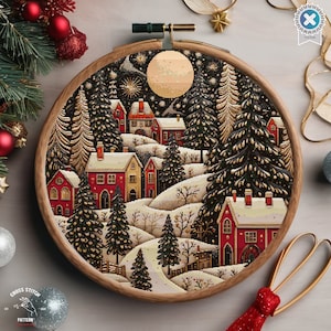 Op de afbeelding: Een kruissteekpatroon met een winters tafereel van een dorp met rode huizen, besneeuwde heuvels en dennenbomen met gouden accenten. De maan en sterren zijn zichtbaar in de nachtelijke hemel.