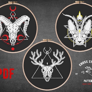 Puede incluir: Tres patrones de punto de cruz en blanco y negro que representan una calavera con cuernos, una calavera con astas y una calavera de gato con cuernos. Los patrones están enmarcados en aros de bordado negros y se colocan sobre un fondo gris oscuro. El texto "CROSS STITCH PATTERN" está impreso en blanco sobre fondo negro.
