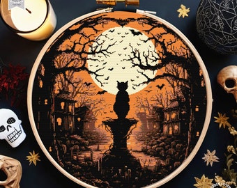 Peut inclure: Un motif de point de croix représentant un chat noir assis sur un pilier de pierre devant une scène d'Halloween effrayante avec une pleine lune, des chauves-souris et des arbres. La scène est sur un fond orange et brun.