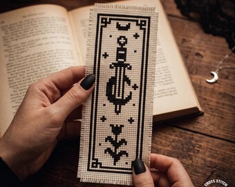 Gotische bladwijzer kruissteekpatroon: Dagger Moon Floral Witchy-borduurwerk (pdf-patroon)