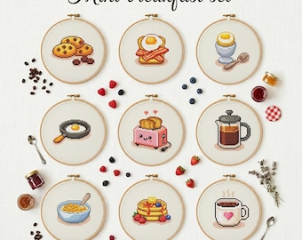 Pode incluir: Uma coleção de nove bastidores de bordado em ponto cruz com alimentos de café da manhã. Os desenhos incluem biscoitos, bacon e ovo, ovo cozido, ovo frito, uma torradeira, café, cereais, panquecas e uma caneca de café com um coração.