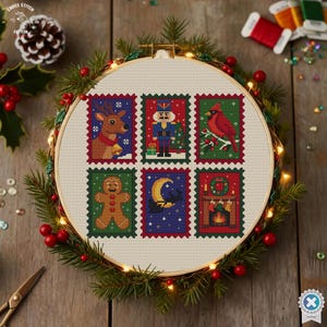 Puede incluir: Un bastidor de bordado de punto de cruz con seis diseños de sellos postales navideños. Los sellos representan un reno, un cascanueces, un cardenal, un hombre de jengibre, una luna creciente y una chimenea. El bastidor está rodeado de vegetación y bayas rojas.