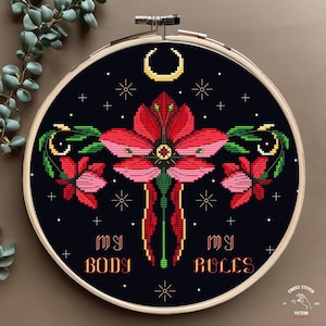 Puede incluir: Un patr&oacute;n de punto de cruz que presenta un &uacute;tero estilizado con flores y el texto "My Body My Rules" sobre un fondo negro.