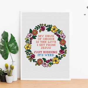 Puede incluir: Patr&oacute;n de punto de cruz con una corona de flores y el texto "My drug of choice is the love I get from Jesus. Just kidding, it's weed."