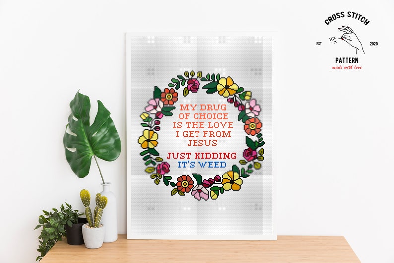 Puede incluir: Patr&oacute;n de punto de cruz con una corona de flores y el texto "My drug of choice is the love I get from Jesus. Just kidding, it's weed."