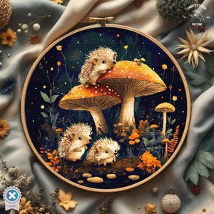 Puede incluir: Patrón de punto de cruz con tres erizos bajo un hongo en un entorno de bosque. Los erizos son marrones y tienen el vientre blanco. El hongo es rojo y blanco con un tallo marrón. El fondo es azul oscuro con estrellas blancas.