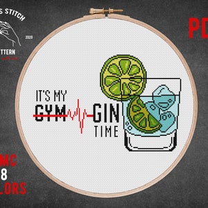 Könnte beinhalten: Kreuzstichmuster für einen Gin Tonic mit dem Text "It's my gym-gin time" und einer roten Herzschlaglinie über dem Wort "gym". Das Muster verwendet 8 Farben.