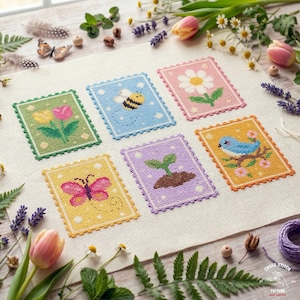 Puede incluir: Seis diseños de punto de cruz con temática primaveral. Cada diseño, enmarcado con un borde festoneado, representa una abeja, una mariposa, una flor, un pájaro, un brote y tulipanes. Los diseños están sobre un fondo de lino neutro.