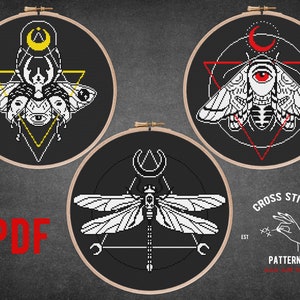 Puede incluir: Tres patrones de punto de cruz en blanco y negro que presentan diseños geométricos con insectos. El primer patrón presenta una polilla con un solo ojo rojo, el segundo patrón presenta una libélula y el tercer patrón presenta un escarabajo con tres ojos.