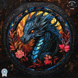 以下が含まれることがあります： 赤い目をした青いドラゴンがステンドグラス風に描かれており、カラフルな花と葉に囲まれています。ドラゴンの頭は横を向いており、うろこが見えます。背景は暗い質感のある表面です。