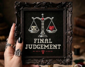Pode incluir: Miniatura emoldurada de ponto cruz. O tecido preto apresenta um desenho de balança com uma caveira e um coração, e as palavras "FINAL JUDGEMENT". A moldura é castanha escura e ornamentada, medindo 11.07 x 12.52 cm.