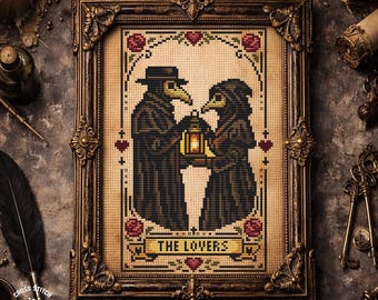Pode incluir: Arte em ponto cruz em uma moldura decorativa. A obra retrata duas figuras em trajes de médico da peste segurando uma lanterna, com o texto "THE LOVERS" abaixo. A moldura é ornamentada, com acabamento marrom escuro, e o fundo é de tom neutro.