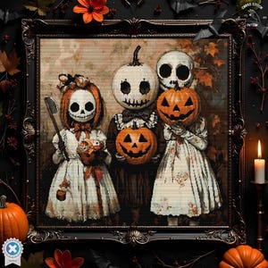 Pode incluir: Um padrão de ponto cruz emoldurado com três figuras com cabeças de abóbora e caveira, segurando lanternas. As figuras usam vestidos de estilo vintage. A moldura é ornamentada, com um fundo escuro e decorações de Halloween.