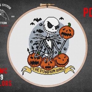 Könnte beinhalten: Kreuzstichmuster mit Jack Skellington aus Nightmare Before Christmas, der eine Kürbis hält und von anderen Kürbissen umgeben ist. Das Muster enthält den Text "The Pumpkin King" und ist in 9 Farben erhältlich.