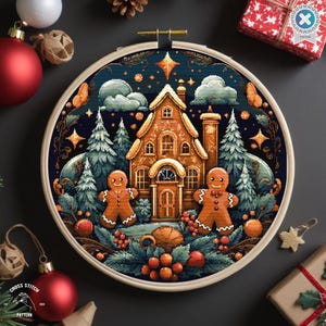 Könnte beinhalten: Ein Kreuzstichmuster mit einem Lebkuchenhaus, vor dem zwei Lebkuchenmänner stehen. Das Haus ist mit Zuckerstangen und anderen festlichen Details verziert. Der Hintergrund ist ein dunkelblauer Himmel mit Sternen und Wolken.