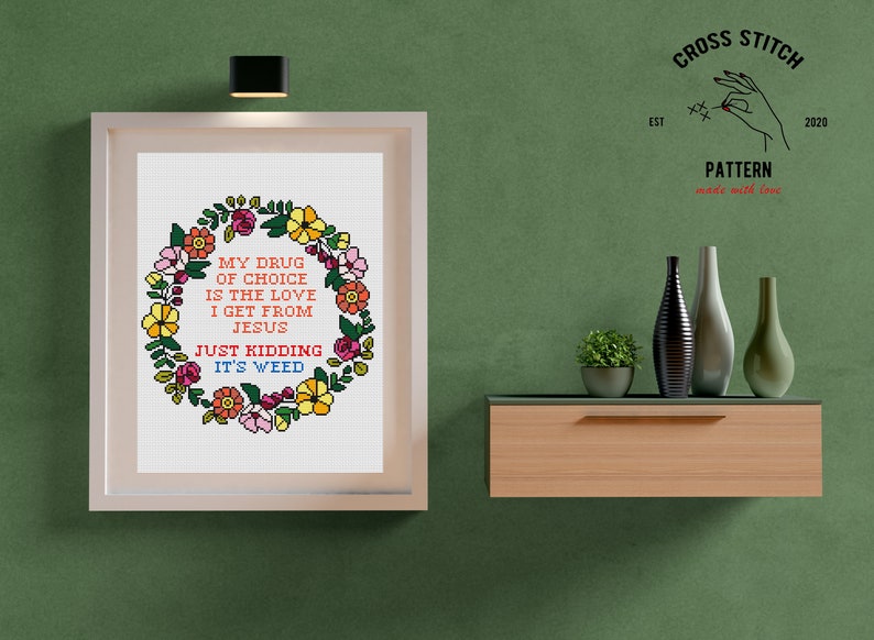 Puede incluir: Patr&oacute;n de punto de cruz con una corona de flores y el texto "My drug of choice is the love I get from Jesus. Just kidding, it's weed."