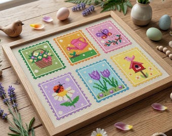 Pode incluir: Uma amostra de ponto cruz emoldurada com seis desenhos coloridos com tema de primavera. Os desenhos incluem uma cesta de flores, um regador, uma borboleta, tulipas, uma casa de pássaros e uma joaninha em uma margarida. A amostra está em uma moldura de madeira clara.